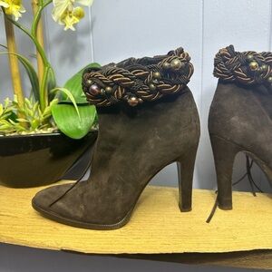Elegant Brown Suede Ankle Boots with Braided Detail